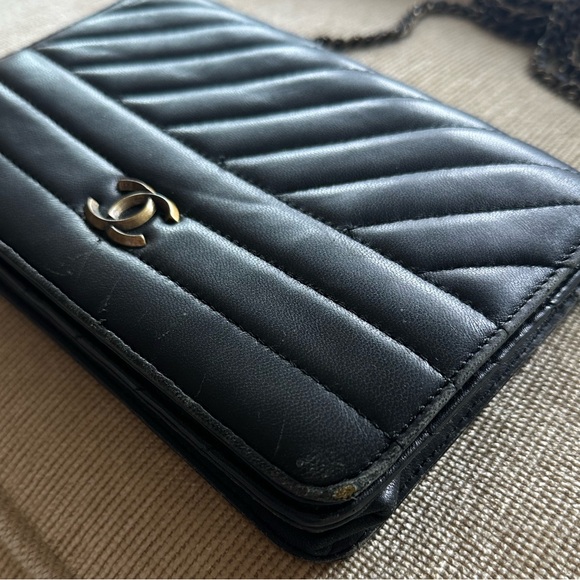 Chanel Black Chevron Leather Crossbody Bag - Picture 2 of 5